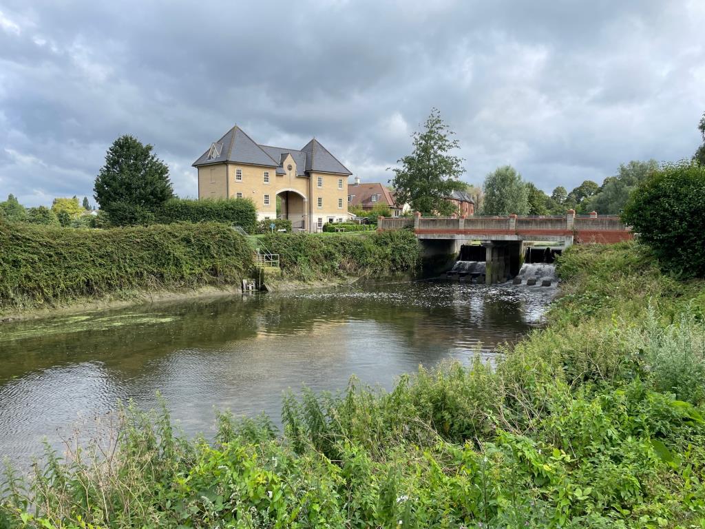 Lot: 160 - THREE-BEDROOM DUPLEX PROPERTY IN CONVERTED MILL COMPLEX - view of the river colne